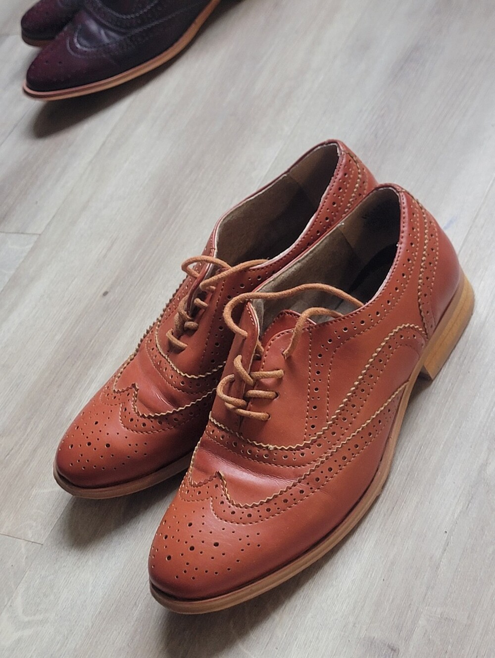 WANTED Brand "Babe" Tan Faux Leather Wingtip Brogue Oxfords - Size 6